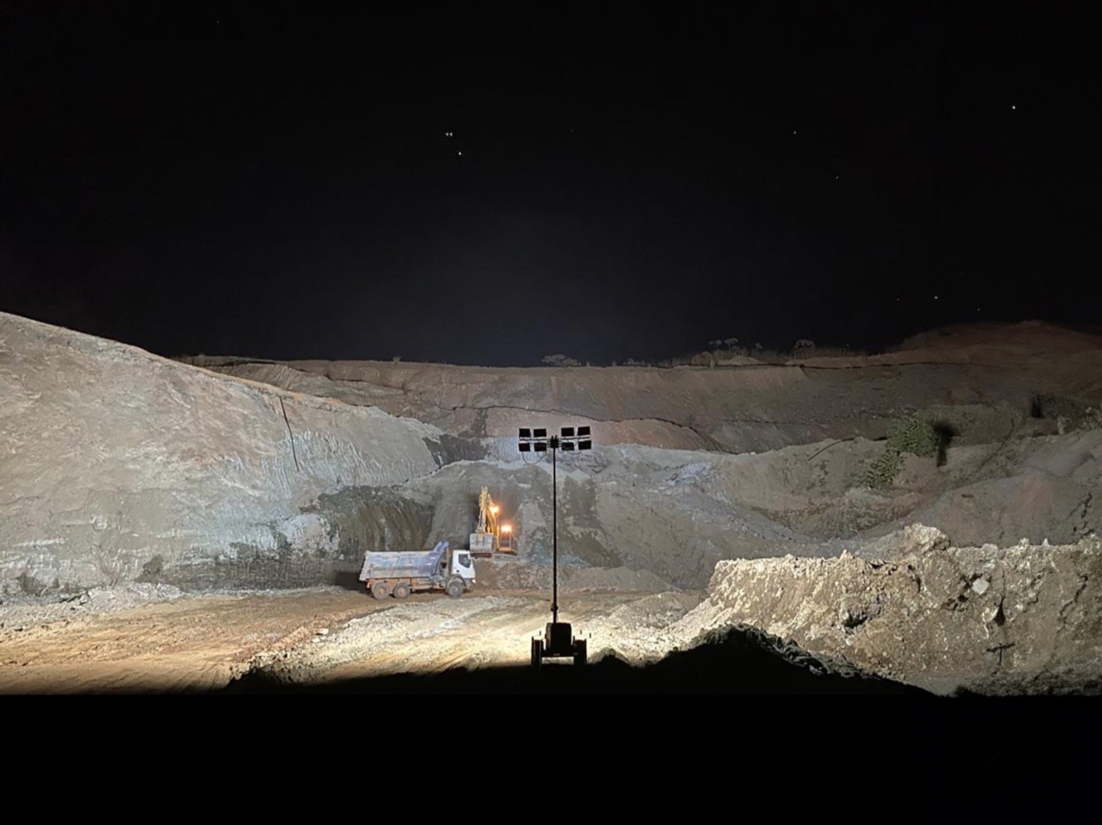 Operação de mineração iluminada por torre Revlo durante a noite